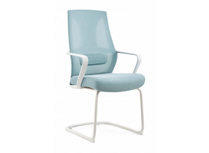 Bequemer ergonomischer Bürostuhl in Pastellblau mit Schwinggestell