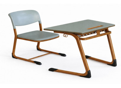 Helle Schulbank mit Stuhl klassisch stabil für modernes Klassenzimmer
