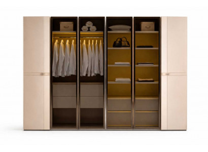 Luxus Kleiderschrank mit Regalen und integrierter Beleuchtung