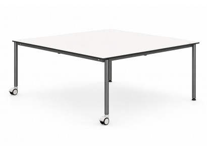 Minimalistischer Schreibtisch mit Metallrahmen und praktischen Rollen
