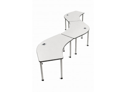 Modulares Tischset mit geschwungenen Formen und flexiblen Verbindungen