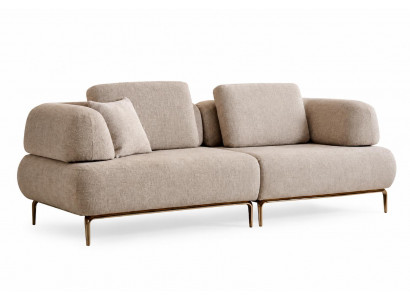 Moderne Beigefarbene Couch mit Metallbeinen und Kuschelkissen