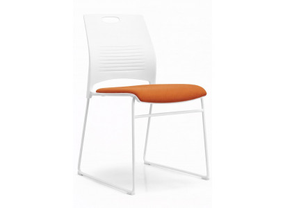 Moderner Seminarstuhl mit ergonomischer Rückenlehne und orangenem Sitz
