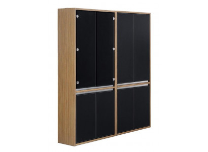 Großer Holzschrank in Naturfarben für eleganten Wohnstil