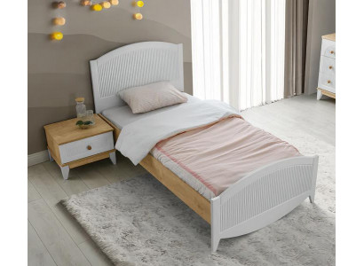 Gemütliches Bett und praktischer Nachttisch – perfekt fürs Kinderzimmer