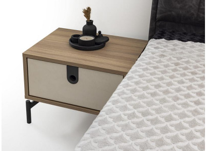 Moderner Nachttisch in Creme mit einer Schublade und schwarzen Griffdetails
