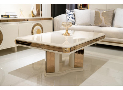 Eleganter Beigefarbener Holz-Couchtisch im modernen Stil
