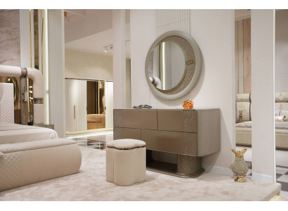 Eleganter brauner Schminktisch mit Spiegel und Hocker aus Holz