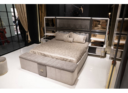 Schlafzimmer-Set aus Holz in Beige mit Bett, Nachttischen und Bank