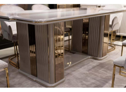 Weißer Esstisch aus Holz im modernen Design