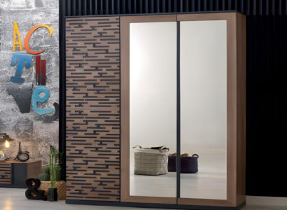 Brauner Holzschrank im eleganten Design