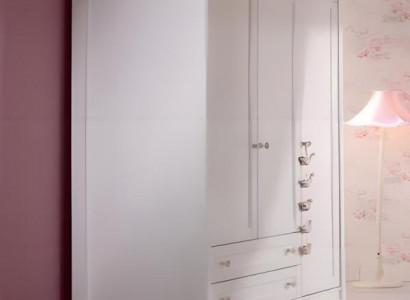 Weißer Holzschrank im eleganten Design für Zuhause