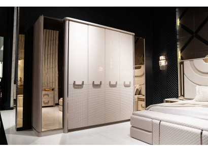 Moderner Kleiderschrank aus Holz in Beige