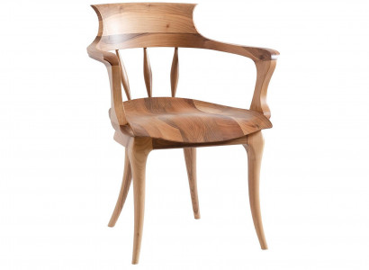 Brauner Holzstuhl im eleganten Design für Wohn- und Essbereiche