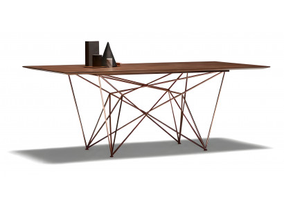 Eleganter brauner Esstisch aus Metall im klassischen Design