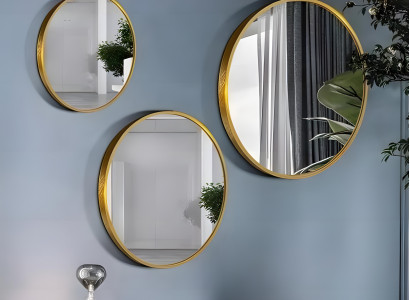 Exquisites Set aus drei Spiegeln mit goldenem Rahmen in verschiedenen Größen