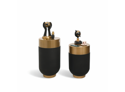 Edles Set aus zwei Tischen mit goldener Oberfläche und kontrastreichem Design