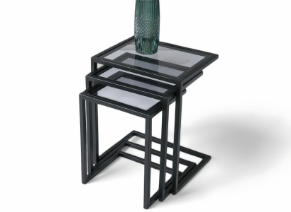 Beistelltische mit Metallprofil und Tischplatte aus gehärtetem Rauchglas