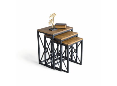 Geometrische Anbautische mit schwarzem Metallgestell und Holzplatte