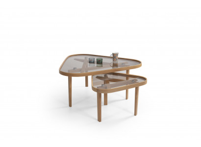 Ein ästhetisches Set Beistelltische mit Glasplatte und feinen Holzdetails