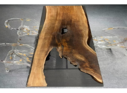 Moderner Nussbaumtisch mit Epoxidharz