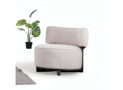 Ein angenehmes, ausgewogenes Sessel mit weichen Kissen und edler Textur.