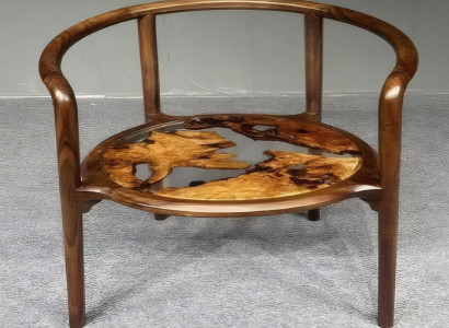 Stuhl aus Epoxidharz mit einzigartigem Holzdesign.