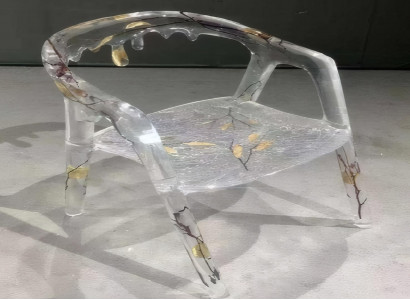 Stuhl  Epoxidharz und hat ein interessantes Design mit Naturelementen.