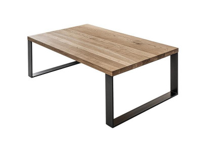 Moderner Couchtisch mit rechteckiger Holzplatte und Metallgestell