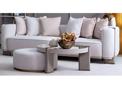 Elegantes Sofa in Weiß mit luxuriösen Kissen und modernem Design luxuriöse