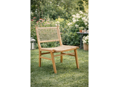 Eleganter Gartenstuhl aus Holz mit natürlicher Rattanbespannung