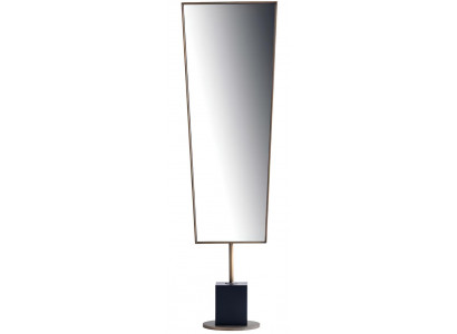 Eleganter Standspiegel mit geometrischem Design und stabilem Fuß