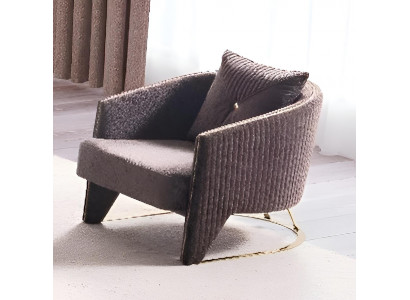 Brauner Sessel mit edlen goldenen Akzenten und elegantem Look
