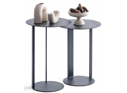 Moderne Beistelltische mit  Metallbeinen und runden Platten