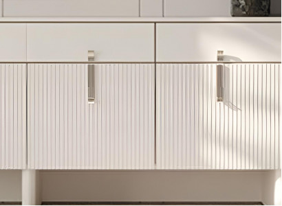 Modernes Beige Sideboard mit eleganten Griffen und strukturierten Türen