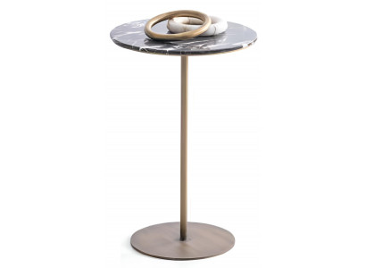 Eleganter Beistelltisch mit Marmorplatte und goldfarbenem Gestell