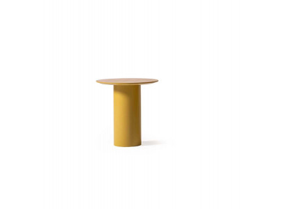 Heller gelber Tisch mit runder Tischplatte und originellem Design
