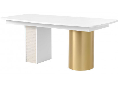 Eleganter Esstisch mit goldenen Akzenten und modernem Design