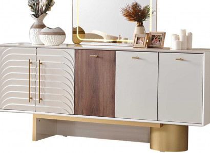 Konsole mit goldenen Akzenten und modernem Design mit Regalen