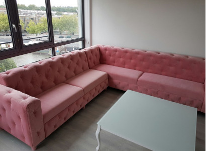 Großer schwarzer Chesterfield-Sofa aus Leder im eleganten Stil